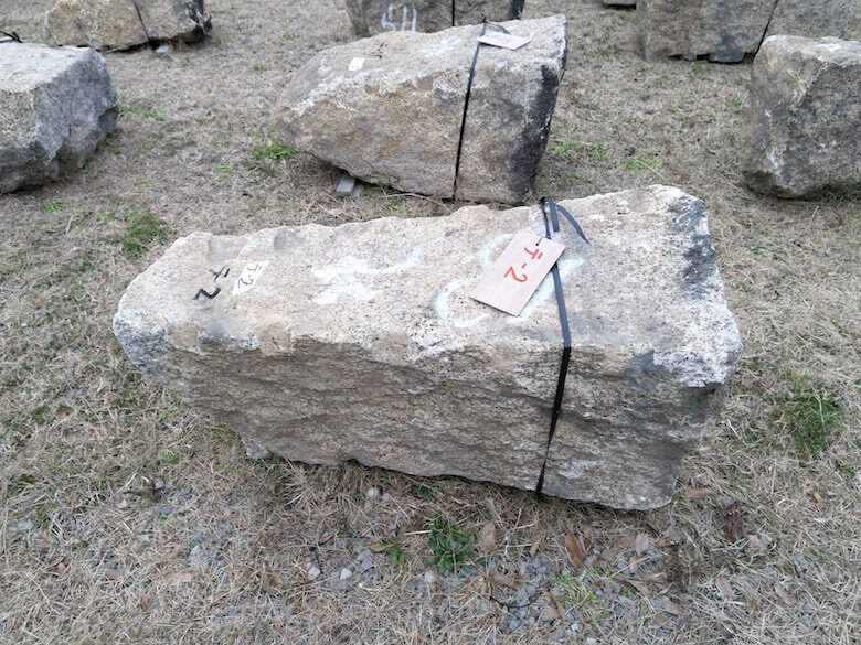 ひとつひとつ番号の振られる石垣の石