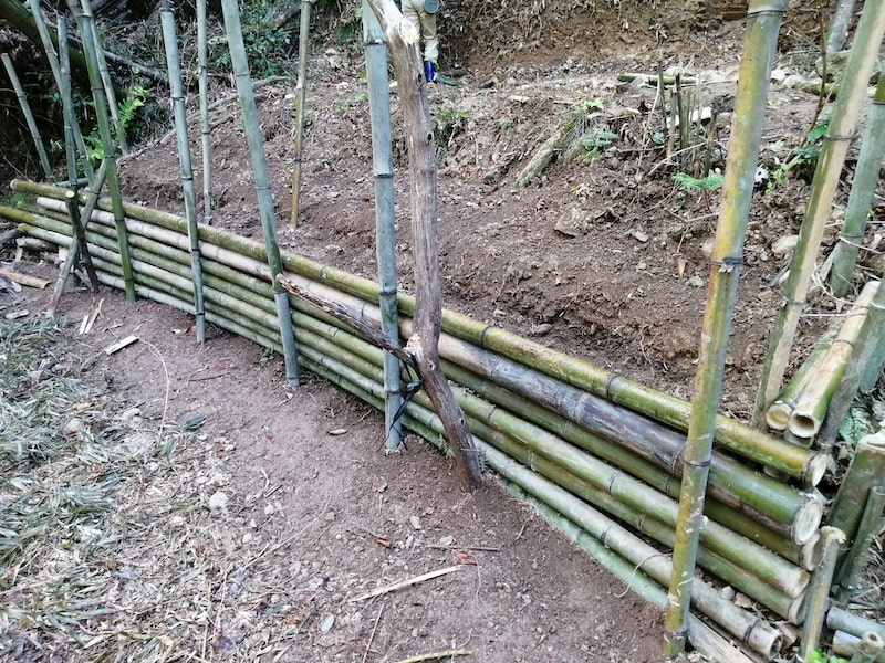 7段目まで積み上がった竹の土留