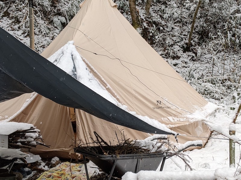 タープの上やテント周りに積もる雪