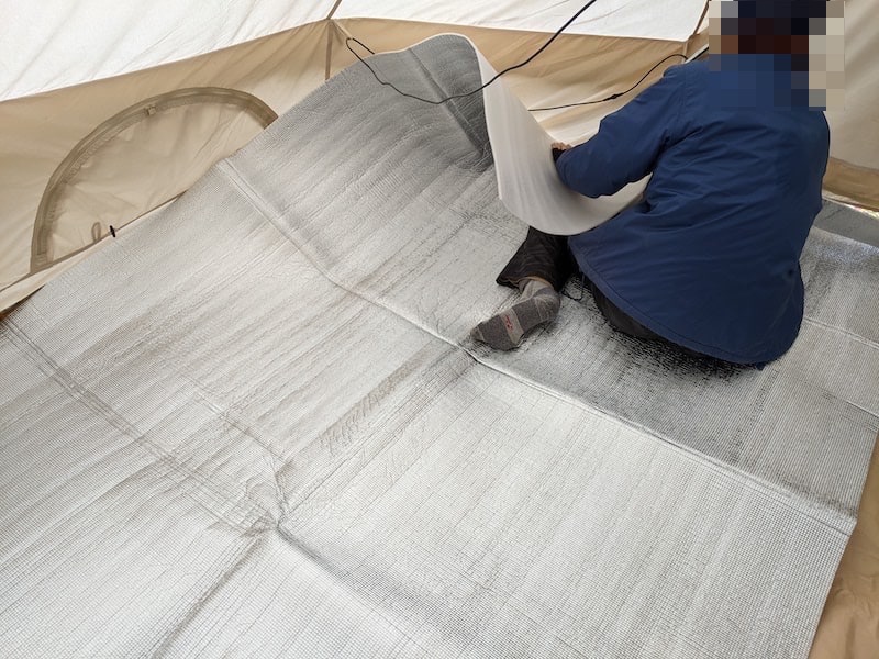 テントの形状に合わせて銀マットをカット