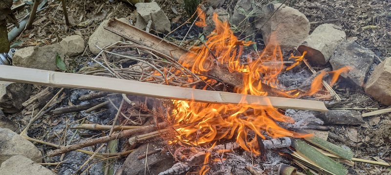 火であぶることで竹の油が表面に出てくる