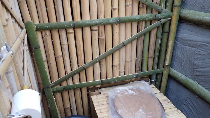 竹で作るトイレ小屋の内装