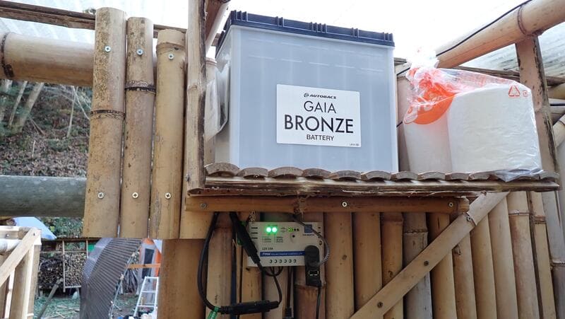 竹で作るトイレ小屋の電気設備